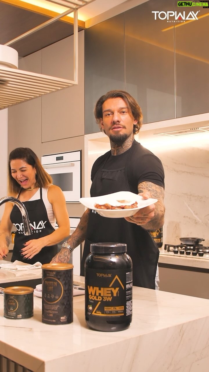 Lucas Lucco Instagram - Foi aqui que pediram uma receitinha proteica? Prepare os ingredientes, pois tem tapioca doce recheada com morango e chocolate saindo por aqui. Para essa maravilha, você vai precisar de: - 50 gramas de tapioca. - Morango picado a gosto. -1 scoop de whey protein sabor chocolate whey gold 3w da Topway, dissolva e misture com os morangos. . . . #receita #proteina #lucaslucco #receitafit Pronto, rápida e rica em proteínas!