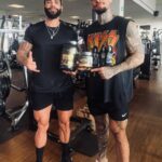 Lucas Lucco Instagram - O GL é um cara mt forte!!! E eu não tô falando de força pra levantar peso. Já imaginou a rotina de alta performance que o embaixador tem que manter? Viagens constantes, privação de sono, treino todos os dias, esforço mental constante… o dia dia exige uma energia, inteligência emocional e imunidade infinita de um pai, artista e empreendedor como o @gusttavolima. Abastecendo o homi com @topwayfit. A minha marca é a única do mercado de suplementação que se preocupa com a nutrição do corpo e da mente. Não acreditamos que um corpo verdadeiramente saudável e bonito possa ser casa de uma mente esgotada.