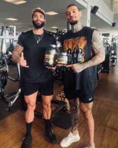Lucas Lucco Instagram - O GL é um cara mt forte!!! E eu não tô falando de força pra levantar peso. Já imaginou a rotina de alta performance que o embaixador tem que manter? Viagens constantes, privação de sono, treino todos os dias, esforço mental constante… o dia dia exige uma energia, inteligência emocional e imunidade infinita de um pai, artista e empreendedor como o @gusttavolima. Abastecendo o homi com @topwayfit. A minha marca é a única do mercado de suplementação que se preocupa com a nutrição do corpo e da mente. Não acreditamos que um corpo verdadeiramente saudável e bonito possa ser casa de uma mente esgotada.