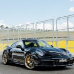 Lucas Lucco Instagram - JÁ ESTÁ NO AR: PORSCHE 911 DO @lucaslucco NA VOLTA RÁPIDA! 🚗💨💨 Saaaaaalve, acelerados! Hoje é dia de VOLTA RÁPIDA com Rubens Barrichello com o Porsche 911 Turbo STAGE 2 do Lucas Lucco! E para aproveitar a presença ilustre do nosso parça sertanejo, nada melhor do que estrear o novo quadro CANTANDO PNEU! 🎙️🛞🚗 Que o Porschão de 780 cv canta forte na pista do Velocitta, a gente já sabe. Agora chegou a vez de ver o Rubito cantando a 200 km/h na VR! Aumenta o som e SOLTA O PLAY! 😉😉😉 #Acelerados #LucasLucco #Porsche São Paulo, Brazil