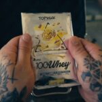 Lucas Lucco Instagram - Hoje lançamos 15 novos produtos! Foram muitos meses de desenvolvimento pra ter ainda mais qualidade do corpo e da mente na sua mão. Conheça o 100% Whey Topway, único whey concentrado do mundo com adoçantes naturais e rico em vitamina D, vitamina B12 e triptofano, além do Protein Cookies e Alfajor. Corpo e mente em equilíbrio!!🚀