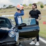 Lucas Lucco Instagram - Primeira vez que coloco meu carango na pista, logo com os melhores professores! Rubinho e Gerson são os culpados caso vcs me vejam correndo na @porschecupbrasil um dia desses viu? 🏁