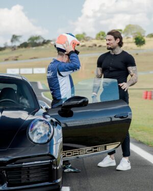 Lucas Lucco Instagram - Primeira vez que coloco meu carango na pista, logo com os melhores professores! Rubinho e Gerson são os culpados caso vcs me vejam correndo na @porschecupbrasil um dia desses viu? 🏁