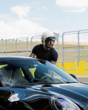 Lucas Lucco Instagram - Primeira vez que coloco meu carango na pista, logo com os melhores professores! Rubinho e Gerson são os culpados caso vcs me vejam correndo na @porschecupbrasil um dia desses viu? 🏁