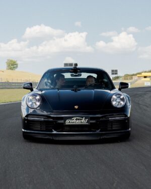 Lucas Lucco Instagram - Primeira vez que coloco meu carango na pista, logo com os melhores professores! Rubinho e Gerson são os culpados caso vcs me vejam correndo na @porschecupbrasil um dia desses viu? 🏁