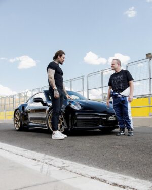 Lucas Lucco Instagram - Primeira vez que coloco meu carango na pista, logo com os melhores professores! Rubinho e Gerson são os culpados caso vcs me vejam correndo na @porschecupbrasil um dia desses viu? 🏁