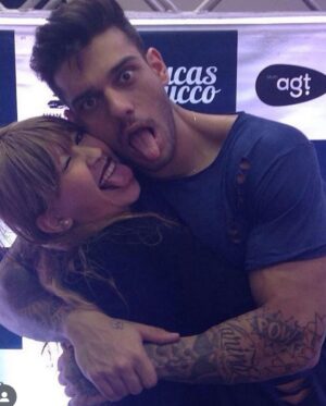 Lucas Lucco Instagram - Queria que o mundo soubesse o quanto essa moça da foto foi forte e importante pra mim!!! Conheci a Chalana @guerreirall em 2013 (foto 5). Desde então, ela foi em todos os shows possíveis e participou de inúmeros momentos especiais da minha carreira. Obrigado dona @nettoirani_ sei que a senhora apoiou muito a minha presença na vida dela. Agradeço muito por cada esforço que vcs fizeram pra estar perto quando possível. Nosso último encontro foi no dia 10 de setembro (foto 7). Eu congelei esse momento, vou guardar cmg aqueles sorrisos seus q eu consegui arrancar, suas lágrimas de felicidade e seu abraço que me incentivava a seguir firme. Que bom que eu te disse tudo que queria enquanto pude! Ainda posso, claro, através das minhas orações. Não vou me despedir. Até logo. Te amo pra sempre. Que Jesus te guarde!