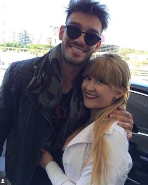 Lucas Lucco Instagram - Queria que o mundo soubesse o quanto essa moça da foto foi forte e importante pra mim!!! Conheci a Chalana @guerreirall em 2013 (foto 5). Desde então, ela foi em todos os shows possíveis e participou de inúmeros momentos especiais da minha carreira. Obrigado dona @nettoirani_ sei que a senhora apoiou muito a minha presença na vida dela. Agradeço muito por cada esforço que vcs fizeram pra estar perto quando possível. Nosso último encontro foi no dia 10 de setembro (foto 7). Eu congelei esse momento, vou guardar cmg aqueles sorrisos seus q eu consegui arrancar, suas lágrimas de felicidade e seu abraço que me incentivava a seguir firme. Que bom que eu te disse tudo que queria enquanto pude! Ainda posso, claro, através das minhas orações. Não vou me despedir. Até logo. Te amo pra sempre. Que Jesus te guarde!
