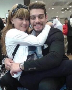 Lucas Lucco Instagram - Queria que o mundo soubesse o quanto essa moça da foto foi forte e importante pra mim!!! Conheci a Chalana @guerreirall em 2013 (foto 5). Desde então, ela foi em todos os shows possíveis e participou de inúmeros momentos especiais da minha carreira. Obrigado dona @nettoirani_ sei que a senhora apoiou muito a minha presença na vida dela. Agradeço muito por cada esforço que vcs fizeram pra estar perto quando possível. Nosso último encontro foi no dia 10 de setembro (foto 7). Eu congelei esse momento, vou guardar cmg aqueles sorrisos seus q eu consegui arrancar, suas lágrimas de felicidade e seu abraço que me incentivava a seguir firme. Que bom que eu te disse tudo que queria enquanto pude! Ainda posso, claro, através das minhas orações. Não vou me despedir. Até logo. Te amo pra sempre. Que Jesus te guarde!