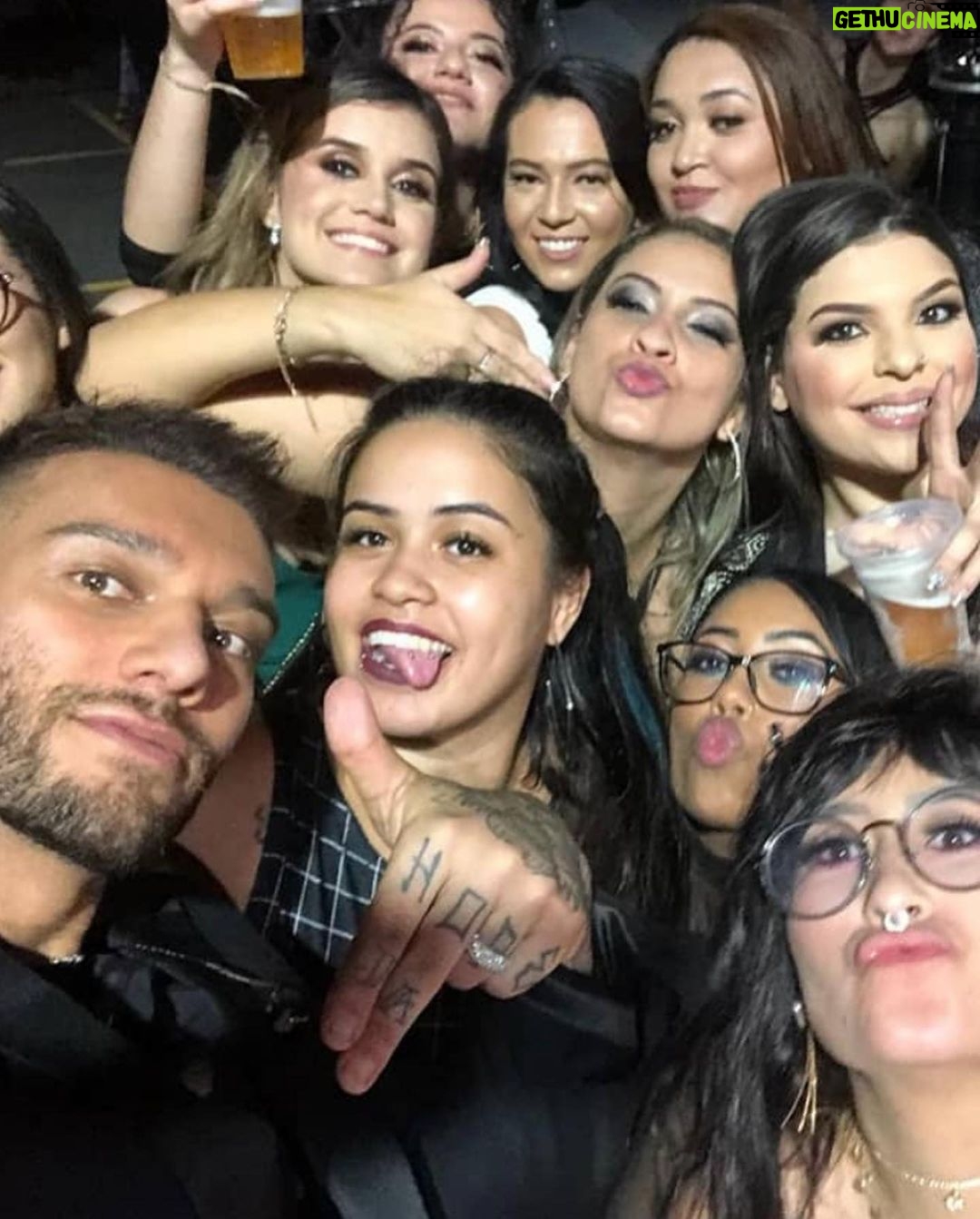 Lucas Lucco - 179.6K Likes - Queria que o mundo soubesse o quanto essa moça da foto foi forte e importante pra mim!!! Conheci a Chalana @guerreirall em 2013 (foto 5). Desde então, ela foi em todos os shows possíveis e participou de inúmeros momentos especiais da minha carreira. Obrigado dona @nettoirani_ sei que a senhora apoiou muito a minha presença na vida dela. Agradeço muito por cada esforço que vcs fizeram pra estar perto quando possível. Nosso último encontro foi no dia 10 de setembro (foto 7). Eu congelei esse momento, vou guardar cmg aqueles sorrisos seus q eu consegui arrancar, suas lágrimas de felicidade e seu abraço que me incentivava a seguir firme. Que bom que eu te disse tudo que queria enquanto pude! Ainda posso, claro, através das minhas orações. Não vou me despedir. Até logo. Te amo pra sempre. Que Jesus te guarde!