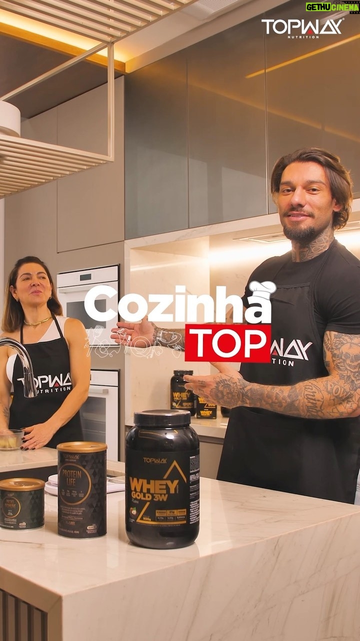 Lucas Lucco Instagram - Pão em menos de 5 min? TEMOS! 1- salva essa receita pra não esquecer 2- comenta aqui “que pão!” se gostou! Kakakaka Para o pãozinho: - 100 gramas de batata doce amassada - um ovo - Canela (a gosto) ⏳Leve 3 min no microondas Para recheio: - 1 scoop Wey 3W gold @topwayfit chocolate - Um pouco de água - Mexa para dar consistência Pode adicionar pasta de amendoim a gosto! Gostou? Se for fazer, marca a gente que eu quero ver o resultado! 👀 Brazil