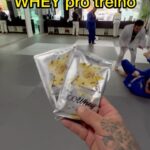 Lucas Lucco Instagram - O 100% WHEY é o único concentrado do Brasil adoçado adoçado naturalmente (stevia e taumatina), tem em sua composição vitamina D, vit. B12, triptofano e 21g de proteína por porção. Nos sabores Banoffe, Torta de Limão, Mousse de Maracujá, Cookies, Iogurte de Coco, Chocolate com Avelã e outros. Compre pelo site TOPWAY.com.br ✅