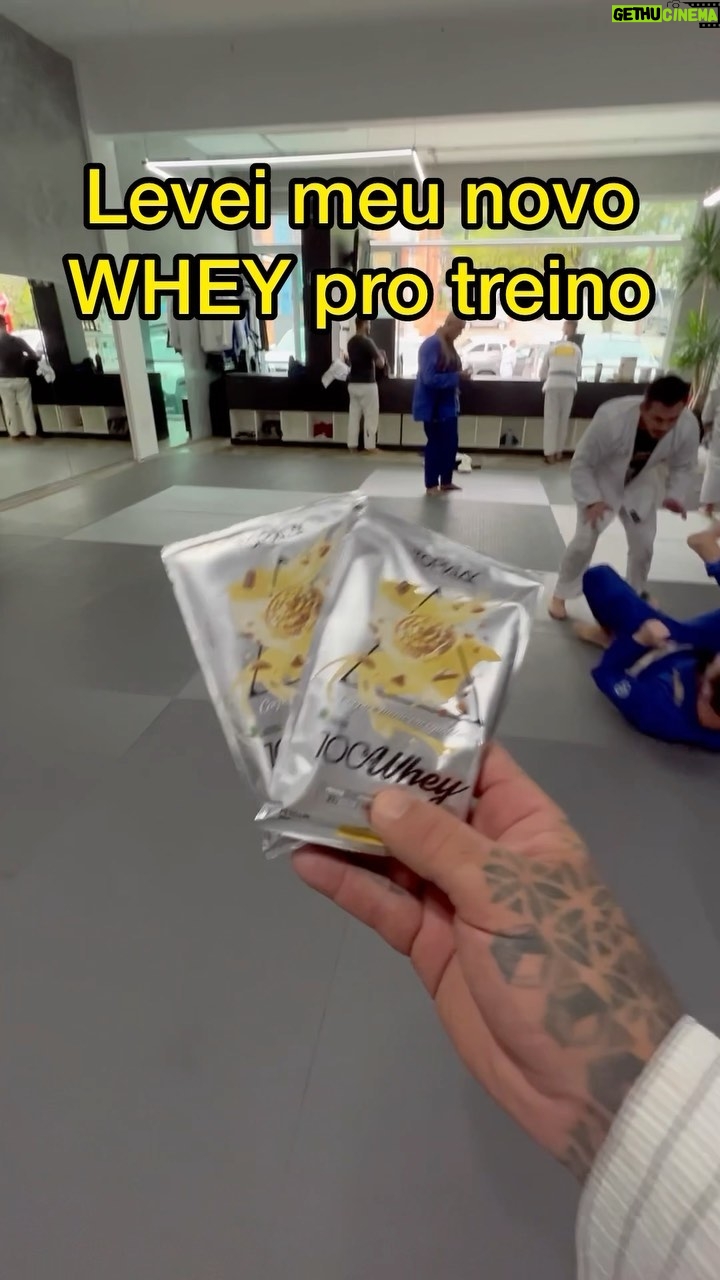 Lucas Lucco Instagram - O 100% WHEY é o único concentrado do Brasil adoçado adoçado naturalmente (stevia e taumatina), tem em sua composição vitamina D, vit. B12, triptofano e 21g de proteína por porção. Nos sabores Banoffe, Torta de Limão, Mousse de Maracujá, Cookies, Iogurte de Coco, Chocolate com Avelã e outros. Compre pelo site TOPWAY.com.br ✅