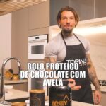 Lucas Lucco Instagram - Foi aqui que pediram bolo de chocolate com avelã proteico? Feriado de carnaval pede um bolinho, não é mesmo? Então, papel e caneta na mão e vamos de receita Topway! Vamos precisar de: 1- batata doce cozida. 2- ovos. 1 xícara de aveia. Cacau a gosto. Amasse a batata doce em um recipiente e misture os ingredientes, depois leve ao micro-ondas por 3 minutos. Para fazer a cobertura vamos precisar de: 1 scoop de whey 3w de chocolate com avelã da Topway. Misture com água, porém a quantidade tem que ser mínima. Agora é só explorar a sua criatividade e aproveitar para degustar o melhor bolo proteico de chocolate. Viu como é prática essa receita? Agora é com você, faça a sua receita e não esqueça de marcar a Topway.