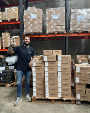 Lucas Lucco Instagram - A MINHA MARCA DE SUPLEMENTOS ESTÁ PRONTA! 💪🏼 Hoje visitei a fábrica e nosso centro de distribuição no estado de São Paulo. É até difícil acreditar que um sonho de tantos anos agora se tornou uma realidade. Seja bem vinda @topwayfit, mais do que nutrição pro corpo… saúde pra mente e pro espírito também fazem parte dos nossos propósitos!!!