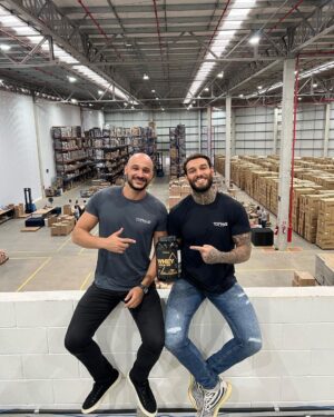 Lucas Lucco Instagram - A MINHA MARCA DE SUPLEMENTOS ESTÁ PRONTA! 💪🏼 Hoje visitei a fábrica e nosso centro de distribuição no estado de São Paulo. É até difícil acreditar que um sonho de tantos anos agora se tornou uma realidade. Seja bem vinda @topwayfit, mais do que nutrição pro corpo… saúde pra mente e pro espírito também fazem parte dos nossos propósitos!!!