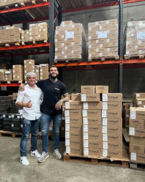 Lucas Lucco Instagram - A MINHA MARCA DE SUPLEMENTOS ESTÁ PRONTA! 💪🏼 Hoje visitei a fábrica e nosso centro de distribuição no estado de São Paulo. É até difícil acreditar que um sonho de tantos anos agora se tornou uma realidade. Seja bem vinda @topwayfit, mais do que nutrição pro corpo… saúde pra mente e pro espírito também fazem parte dos nossos propósitos!!!