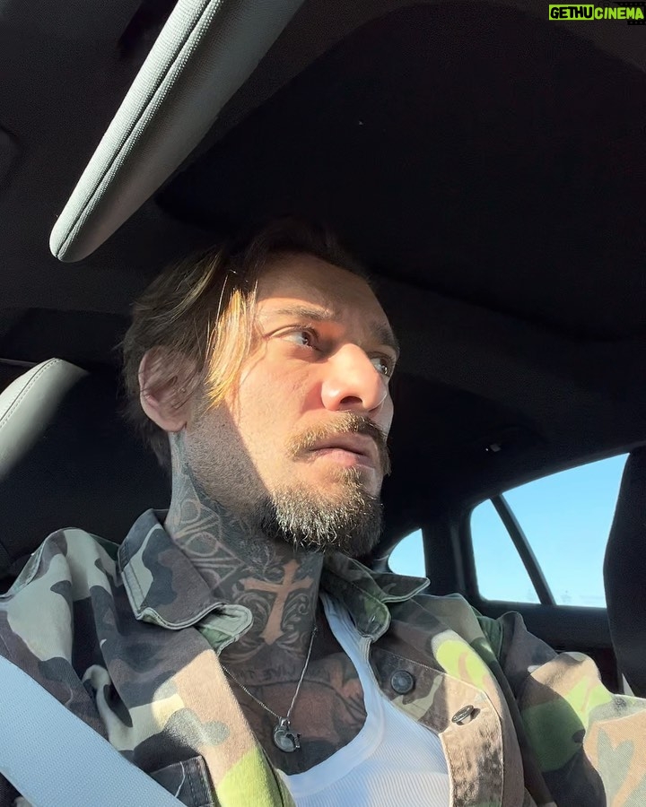 Lucas Lucco Instagram - Fiz umas contas e percebi que passo em média 200 horas por ano dirigindo nas estradas + 56 horas por mês dirigindo na cidade. E sabe a que conclusão eu cheguei? Nenhuma. Eu nem preciso fazer conta pra entender que: 1 - Eu amo dirigir 2 - Eu amo Porsche 3 - Eu amo dirigir Porsche 4 - Eu preciso trabalhar pra comprar mais Porsche 5 - Tô virando sócio da @porschebexp