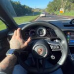 Lucas Lucco Instagram - Fiz umas contas e percebi que passo em média 200 horas por ano dirigindo nas estradas + 56 horas por mês dirigindo na cidade. E sabe a que conclusão eu cheguei? Nenhuma. Eu nem preciso fazer conta pra entender que: 1 - Eu amo dirigir 2 - Eu amo Porsche 3 - Eu amo dirigir Porsche 4 - Eu preciso trabalhar pra comprar mais Porsche 5 - Tô virando sócio da @porschebexp