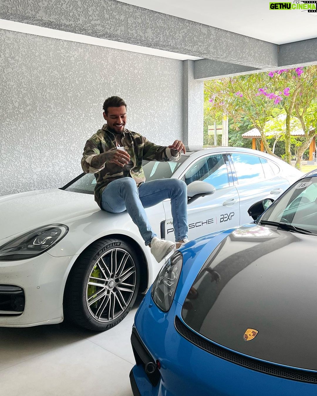 Lucas Lucco Instagram - Fiz umas contas e percebi que passo em média 200 horas por ano dirigindo nas estradas + 56 horas por mês dirigindo na cidade. E sabe a que conclusão eu cheguei? Nenhuma. Eu nem preciso fazer conta pra entender que: 1 - Eu amo dirigir 2 - Eu amo Porsche 3 - Eu amo dirigir Porsche 4 - Eu preciso trabalhar pra comprar mais Porsche 5 - Tô virando sócio da @porschebexp
