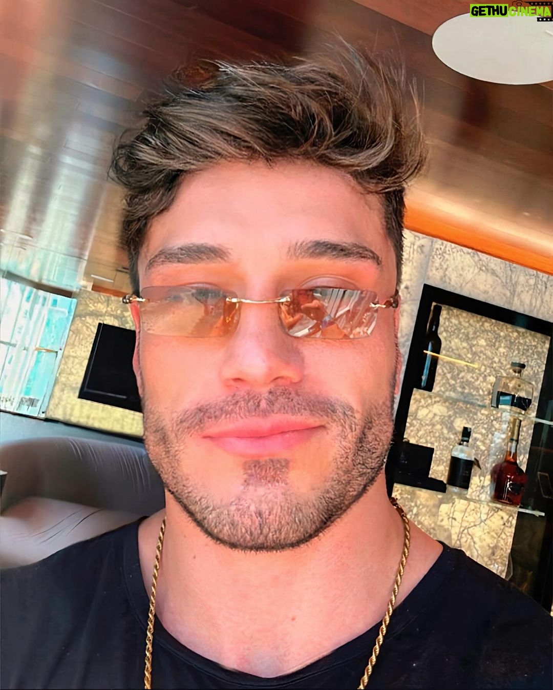 Lucas Viana Instagram - Dezembro chegando e você percebendo que vai ser mais um Natal que não vai jantar na casa da sogra. Isso te assusta ou te conforta? 👀 São Paulo, Brazil
