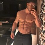 Lucas Viana Instagram - Registro para lembrar a mim mesmo o poder da disciplina diária. A dedicação é sempre recompensada e o melhor presente que podemos nos dar é cuidarmos da nossa saúde. Projeto verão é bacana, mas ainda mais incrível é levar o “foco” como um estilo de vida! Quem tá comigo? 👊🏻 São Paulo, Brazil