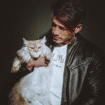 Lucas Viana Instagram - Dia do meu filhão, o gatão do papai! Quem tem pet em casa sabe o quanto a energia deles agrega no nosso dia a dia e eu não poderia ter sido mais abençoado... O @eumarvinviana apesar de tímido, tem uma personalidade forte como a minha e consegue me tirar os melhores sorrisos nas brincadeiras com a irmãzinha dele @eumaluviana. Ele me traz paz, equilíbrio e amor. Não há nada no mundo que pague essa conexão! Que Deus preserve a vida dele com muita saúde sempre. Só tenho a agradecer por esse primeiro ano que vivemos juntos... O primeiro de muitos! Amo demais 🐈🖤 #1AnoDoMarvin São Paulo, Brazil