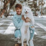 Lucas Viana Instagram - Tal pai, tal filha 🖤 Fala se não somos carinha de um focinho do outro? Hahaha.. é amor demais da conta! Minha dog influencer @eumaluviana 🐾 📸 ph: @trumpas_ São Paulo, Brazil