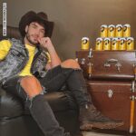 Lucas Viana Instagram - Esse ano não vai ter carnaval, mas isso não nos impede de curtir o espírito do carnaval fantasiado. E sabe o que não pode faltar nesse momento? Cerveja! Agora imagina ganhar um pack de Skol de graça só por buscar seu pedido do Zé Delivery fantasiado?! É isso mesmo, fii! Basta você encontrar com o entregador vestido a nível carnavalesco e postar uma foto com o pack na mão, marcar a @skol e utilizar a #FantasiaSkol e você já está concorrendo! Será escolhido 3.000 fantasias mais tops para ganhar um pack e a fantasia mais criativa vai ganhar Skol na faixa até o próximo carnaval! Eu já to pronto pra participar e garantir o meu estoque, ein.. Bora comigo? 🍻 #publi #bebacommoderação Confira o regulamento completo aqui: http://bit.ly/FANTASIASKOL_Regulamento São Paulo, Brazil