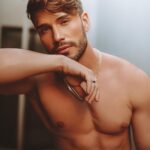 Lucas Viana Instagram - O tipo de foto que serve como lembrete pra manter o foco na vida fitness 😅 Quem aí começou o ano se cuidando? Por aqui tá um pouco difícil por conta da rotina de reforma do apto novo e a correria do dia a dia, mas logo quero voltar com tudo! Às vezes pode faltar um pouco de motivação e aí que entra a importância da disciplina e da determinação para estar sempre se desafiando em busca de novos objetivos! Bora comigo? 💪🏻 São Paulo, Brazil