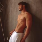 Lucas Viana Instagram - Refletindo qual vai ser o rolê do sabadou: netflix, prime video, disney+ ou telecine? Fiquei sabendo que é open food de pipoca a madrugada inteira, só falta agora decidir qual a melhor opção.. Me ajuda aí carai 🤓🍿 São Paulo, Brazil