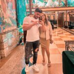 Lucas Viana Instagram - Como é abençoado o homem que desde pequeno vê de perto a força e sabedoria de uma mulher porque foi gerado pela melhor delas… Não é nada fácil criar e preparar um filho para o mundo, mas ela sempre soube fazer isso com maestria. Dona Almira é um exemplo de mulher, filha, esposa e mãe maravilhosa e eu sou extremamente grato por ter tido a melhor referência do poder feminino desde cedo. Mãe, hoje é seu dia, vc completa mais um ano de vida e acordei ainda mais emotivo, com o coração cheio de gratidão e saudades. Recentemente tivemos a benção de viver dias incríveis juntos e eu sinto que esse foi o melhor presente que poderíamos ter ganhado. Nossa relação sempre foi muito boa, mas depois dessa viagem inesquecível, nosso laço ficou ainda mais forte. Que esse novo ciclo da sua vida seja repleto de felicidade, saúde, paz e amor. Ver vc sorrindo é tudo o que importa pra mim… Oro para que Deus te mantenha muitos e muitos anos nesse mundo, que vc possa ser a vó que tanto sonha, que a gente realize juntos todos os seus objetivos. Obrigado por tudo o que já fez por mim e por seguir sendo tão presente mesmo com a distância. Não vejo a hora de te dar aquele abraço de novo! Te amo muito. Feliz aniversário ❤️ Times Square, New York City