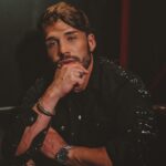 Lucas Viana Instagram - A pose é de blogueirinho mas o pensamento já tá na ceia de Natal! 👀 Conta aí, o que vc prefere: com ou sem uva passa? 🤓 São Paulo, Brazil