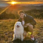 Lucas Viana Instagram - Dunada me vi pegando a estrada para uma viagem só eu e ela @eumaluviana. Há alguns dias atrás eu jamais me imaginaria fazendo isso. Sempre gostei de estar cercado de pessoas, momentos "sozinho" me remetiam a solidão. E posso falar? Melhor decisão que tomei foi tirar esse final de semana pra mim! Recarregar as energias, curtir a natureza, aproveitar minha própria companhia (e da minha filha que deixa tudo ainda mais alegre, é claro), criar memórias para compartilhar com os meus filhos. Está sendo uma experiência enriquecedora e que me faz abrir os olhos para o quanto muitas vezes deixamos de viver momentos realmente valiosos por receio, ou então por estarmos imersos numa rotina corrida que não nos permite desconectar e valorizar o que há de mais incrível nessa vida: a simplicidade. Só tenho a agradecer a Deus por me fazer merecedor de tudo isso! 🙏🏻 Bora pra próxima trip filha? ❤️ Campos do Jordão, Brazil