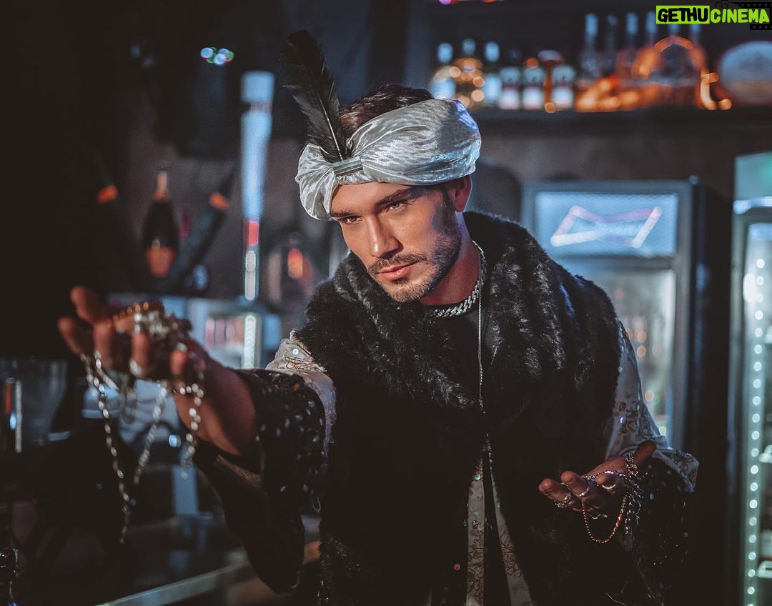 Lucas Viana Instagram - Pique arebaba meu fii 🔥 Acabou de lançar o clipe com minha participação do novo hit do meu irmão @kaysar.dadour! Bora tacar stream em "Arebaba Tic Tic" que está disponível em todas as plataformas digitais, já é fenômeno 👊🏻 São Paulo, Brazil