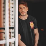 Lucas Viana Instagram - Psiu!! Passando para avisar que está rolando LVING EMBRASA 🔥 no site da @uselving e todas as peças estão em promoção com valor mínimo! Os preços estão imperdíveis e eu se fosse vcs corria para conferir porque o estoque pode acabar a qualquer momento viu? 🏃🏻‍♂️ 📲 lving.com.br São Paulo, Brazil