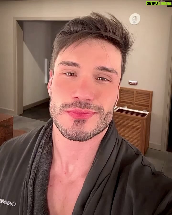 Lucas Viana Instagram - Iniciando outubro com a dieta da felicidade: um sorriso a cada manhã, um agradecimento ao final do dia 🙏🏻🔥 São Paulo, Brazil