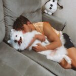 Lucas Viana Instagram - Hoje a minha melhor companheira completa 1 aninho de vida! @eumaluviana 🐾🎈Como o tempo passou rápido... A Malu chegou em uma fase muito movimentada da minha vida, onde eu ainda estava passando por um processo pessoal de entender todas as mudanças que estavam acontecendo ao meu redor. E mesmo sendo uma cachorrinha agitada, me trouxe calmaria, paz e conforto. Do jeitinho dela, deixou os dias muito mais animados, a casa mais bagunçada, a minha lista de tarefas mais longa e o melhor de tudo... Me mostrou uma forma de amor que é a mais pura, genuína e sincera e que até então desconhecia. Ela enche meu coração de felicidade e a única coisa que espera em troca é carinho, cuidado e paciência. Quem é pai ou mãe de pet consegue entender o quanto essa conexão é incrível e faz tudo valer a pena. Só tenho a agradecer a Deus por escolher ela a dedo pra mim! Uma das maiores bênçãos que Ele me deu... Filha, prometo que vou fazer tudo o que puder para vc viver a vida mais feliz e saudável! Que seja só o começo de muitos anos que vc vai passar trazendo alegria pros dias do papai! Estaremos juntos em todos os momentos, fechô? Para sempre! Te amo muito, minha dog influencer ♥️ São Paulo, Brazil