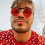 Lucas Viana Instagram - Lembrete para quem precisar ler isso hoje: Ainda que não seja capaz de ver, Deus está trabalhando poderosamente na sua vida! As coisas podem ter se complicado ultimamente, mas dificuldades são passageiras, chegam em nossa vida com o objetivo de nos fortalecer... Ele sempre está cuidando de tudo nos mínimos detalhes. Lá na frente vc vai entender o porque de tudo! Não desanima não, fechô? ☺️🙏🏻 São Paulo, Brazil