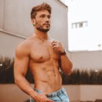Lucas Viana Instagram - A gente ataca de fitness no feed como se não estivesse furando a dieta no final de semana.. Deus tá vendo! 😂 Mas na segunda voltamos pro foco e recuperamos o prejuízo, o importante é ter equilíbrio né meu fii? Tmj nessa 💪🏻 São Paulo, Brazil
