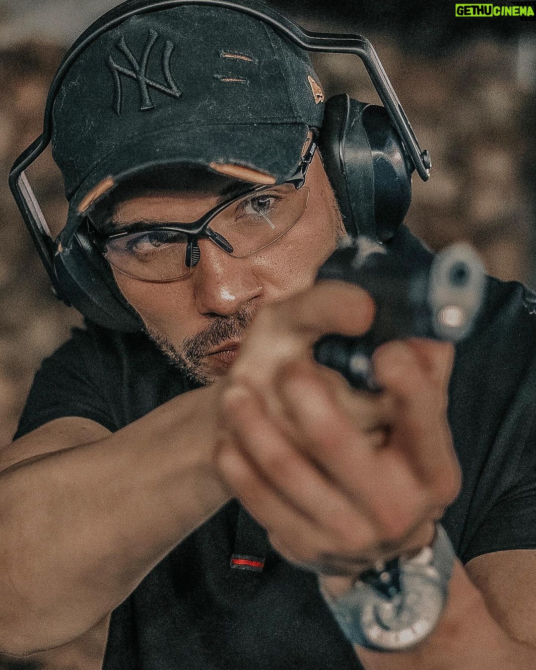 Lucas Viana Instagram - Pode confiar que aqui a mira é certeira no alvo fii 🎯 Curtindo demais a experiência de conhecer melhor esse esporte no melhor Clube de Tiro de SP 👊🏻 @g16u.t.c São Paulo, Brazil