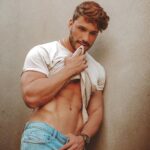 Lucas Viana Instagram - Alguém me fala como sobrevive a esse calor de SP? 🔥 Durante o dia a sensação térmica é de estar abraçando o sol e a noite fica tão quente que se me tratarem com frieza eu até agradeço 🥵 São Paulo, Brazil