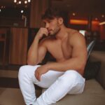 Lucas Viana Instagram - Mais uma semana se iniciando e com ela novas oportunidades sendo criadas pra quem tem determinação e coragem... E vc, já organizou suas metas? Comenta aí um objetivo que pretende alcançar nos próximos dias 🙏🏻🖤 São Paulo, Brazil