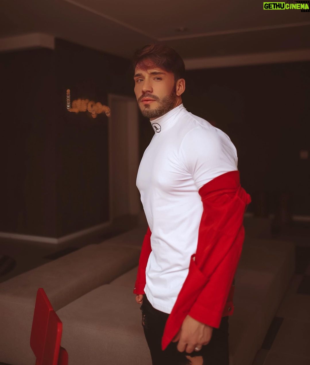 Lucas Viana Instagram - E aí, o que vcs vão aprontar nesse final de semana? Por aqui, vai rolar muito descanso e maratona na Netflix 🤓 São Paulo, Brazil