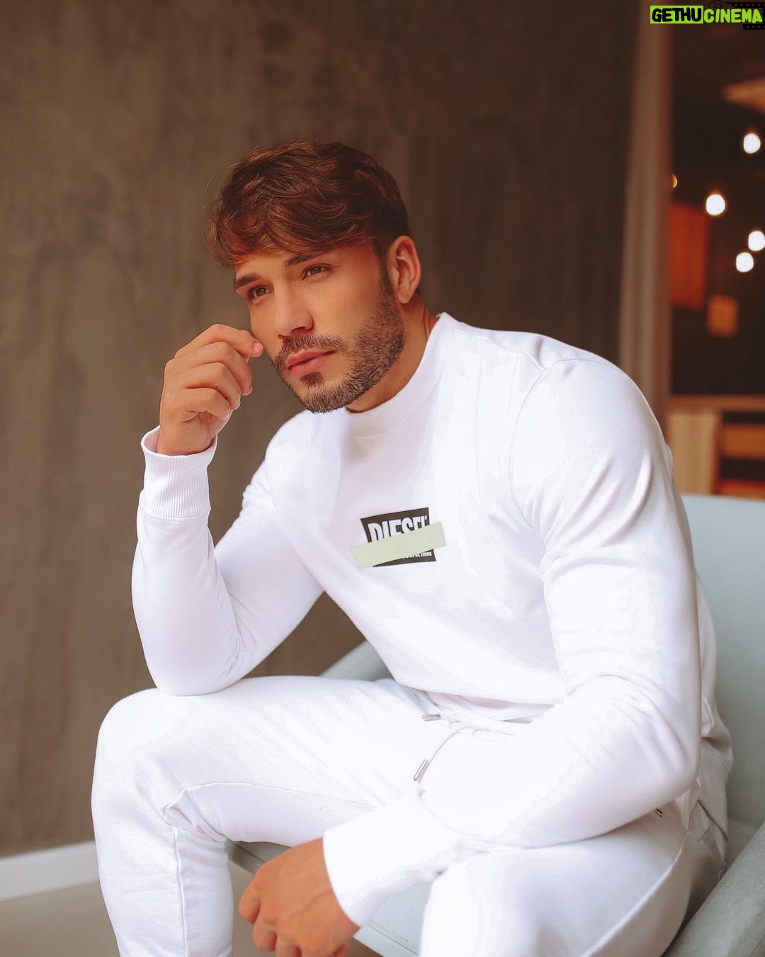 Lucas Viana Instagram - Eii.. Conta pra mim, qual tem sido o seu último pensamento antes de dormir e o que te move diariamente? Quero conhecer vcs melhor 🖤 São Paulo, Brazil