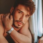 Lucas Viana Instagram - Se eu sou indeciso pra foto? Magina.. 😅 Me ajuda aí, qual prefere? 1 ou 2? São Paulo, Brazil