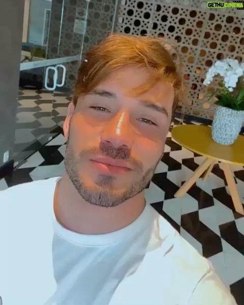 Lucas Viana Instagram - Roi... Já agradeceu pelo dia de hoje? Pensamentos positivos atraem surpresas incríveis! Não esquece, fechô? 😊🙏🏻 São Paulo, Brazil