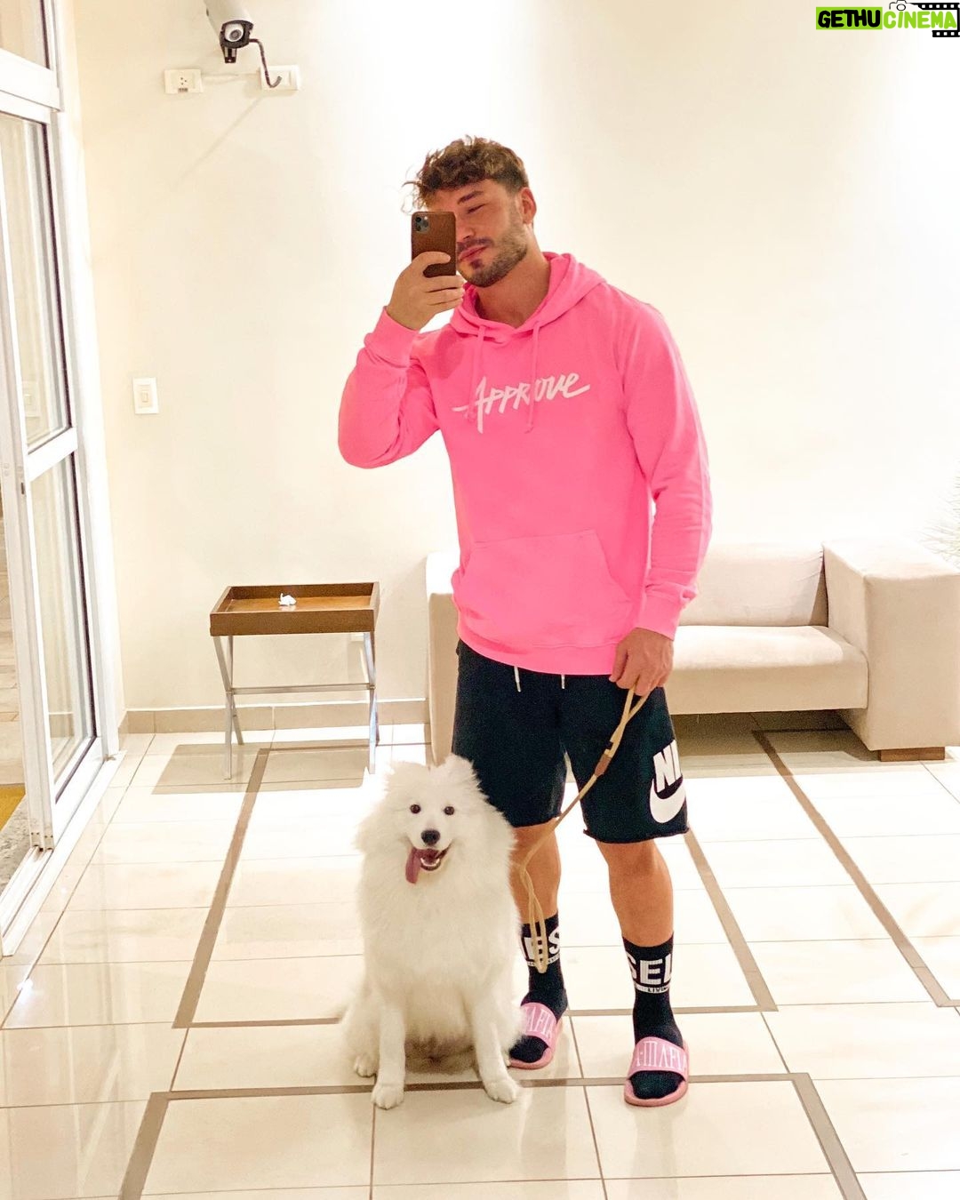 Lucas Viana Instagram - Eu e Malu passando pelo seu feed com @approve para avisar que usando o meu cupom LUCASVIANA vc ganha 10% de desconto no site inteiro + frete grátis para todo Brasil! Top demais né? 👊🏻❤️ São Paulo, Brazil