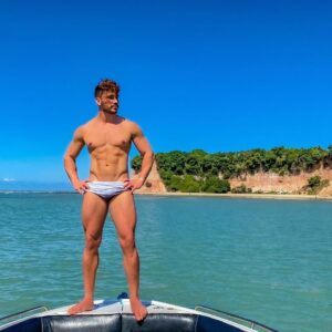 Lucas Viana Instagram - Apaixonado com as belezas desse paraíso 🪁 Aproveitando o time off para reabastecer as energias e relaxar a mente... Fala se com essa vista não fica fácil? 🌊🌴