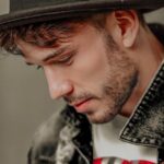 Lucas Viana Instagram - Se engana quem pensa que precisamos de muito para ser feliz... Na verdade, encontramos felicidade todas as noites, quando deitamos a cabeça no travesseiro com a mente tranquila, sabendo que enfrentamos mais um dia com dignidade 🙏🏻✨ São Paulo, Brazil